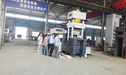 臥式液壓機(jī)加工生產(chǎn)車間