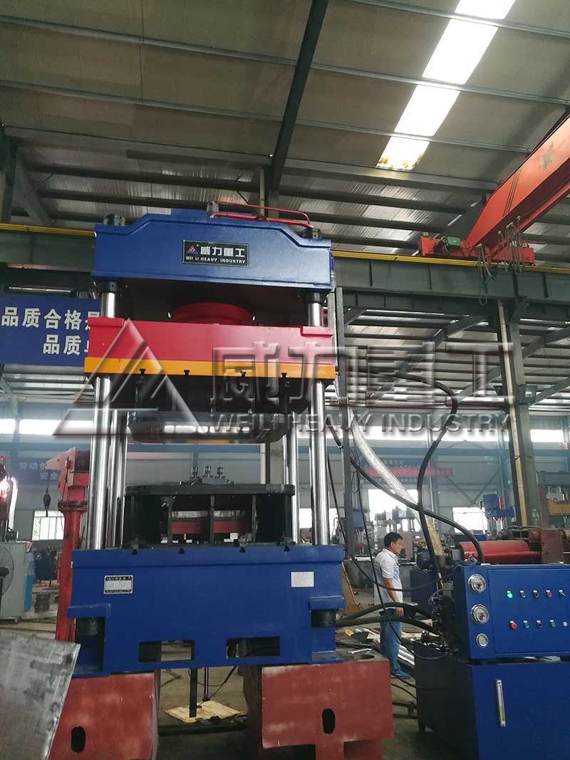 灰斗車成型液壓機的加工現(xiàn)場