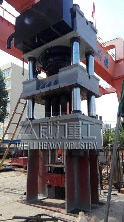 1500噸四柱液壓機加工現(xiàn)場