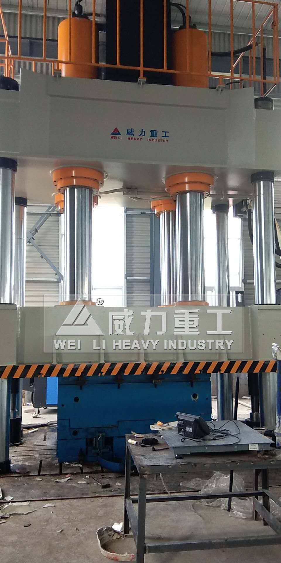 四柱液壓機(jī)客戶現(xiàn)場(chǎng)化糞池壓制過(guò)程