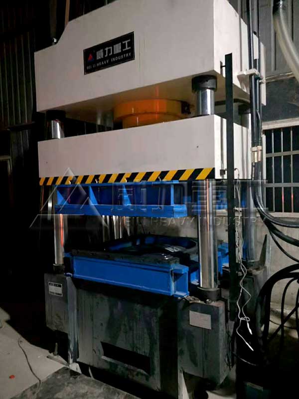 500噸四柱液壓機(jī)客戶使用現(xiàn)場(chǎng)