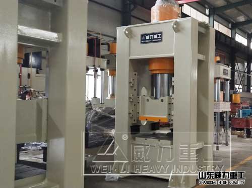 500噸框架式液壓機客戶生產現(xiàn)場1