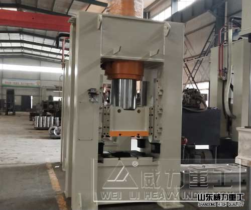 500噸框架式液壓機客戶生產現(xiàn)場2