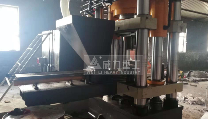 加工鹽磚使用的自動送料機