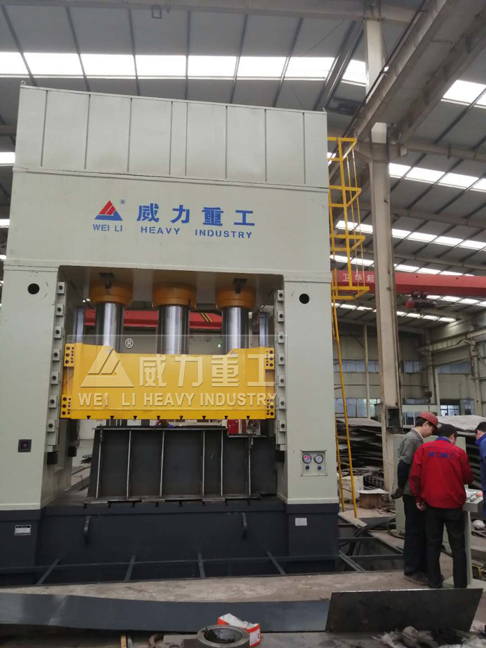 1250噸框架式液壓機(jī)加工汽車沖壓件