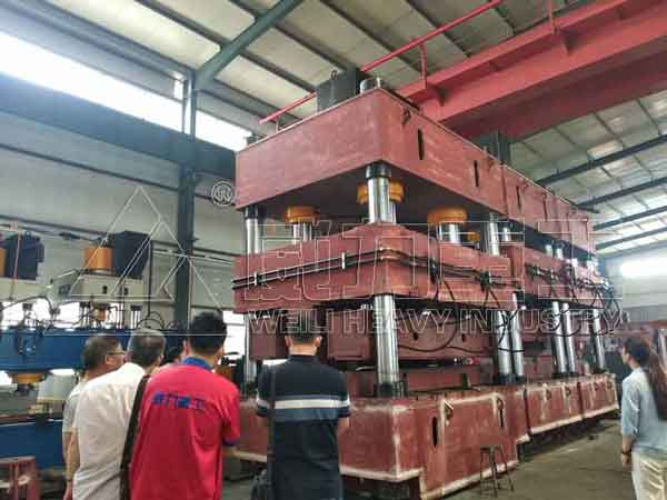 4000噸汽車縱梁成型液壓機(jī)客戶來廠驗貨