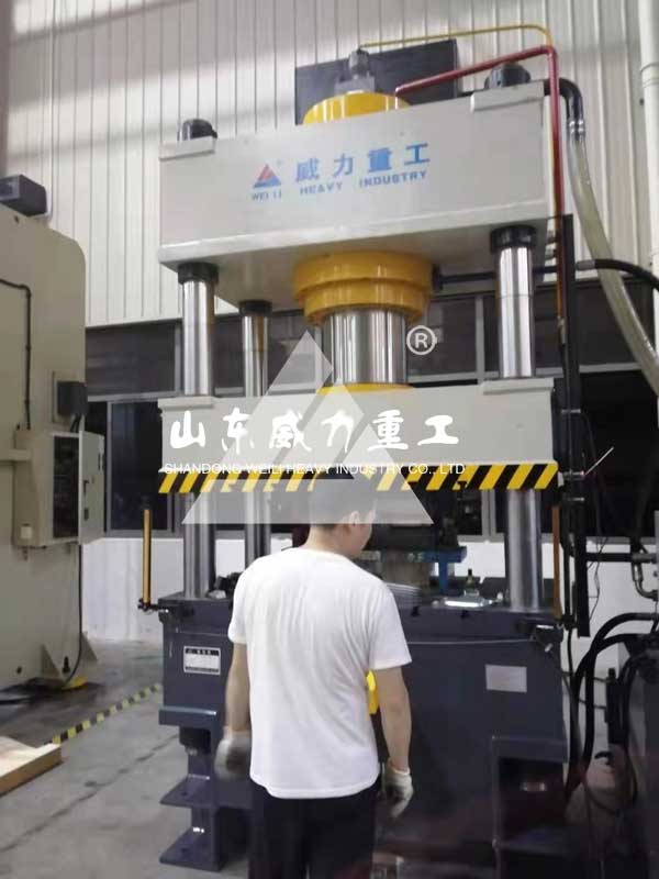 800噸汽車發(fā)動機罩模壓液壓機